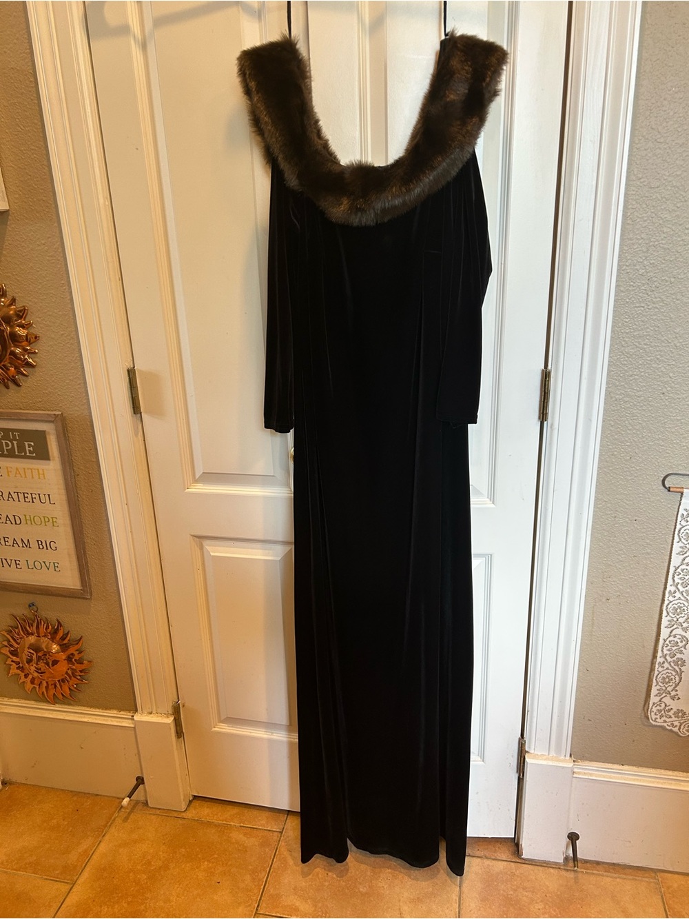 New Onyx Nite XL Black Velvet maxi Gown with faux Fur Trim